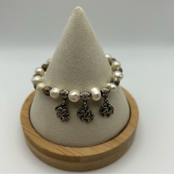 Circled Cream White Baroque Pearls Stretch Bracelet with Silver Tone Elephants - Picture 2 of 5